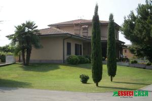 Villa di 280 m² con più di 5 locali e box auto dop