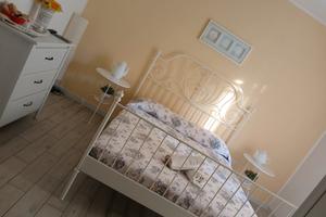 Camera con bagno privato e cucina comune