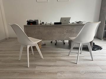 UFFICIO DI DESIGN – SCRIVANIA, SEDIE E SCAFFALE