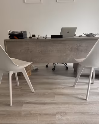 UFFICIO DI DESIGN – SCRIVANIA, SEDIE E SCAFFALE