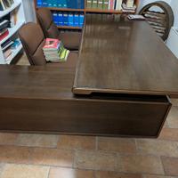 scrivania più due sedie 