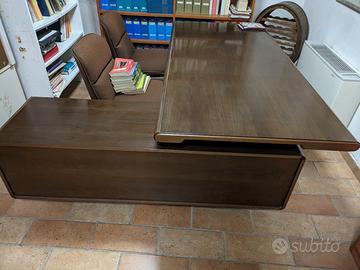 scrivania più due sedie 