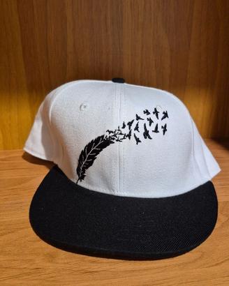 Cappello bianco con visiera