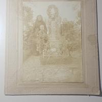 Antica foto davanti ad una tomba