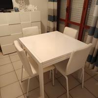 Tavolo allungabile, 4 sedie e mobile contenitore