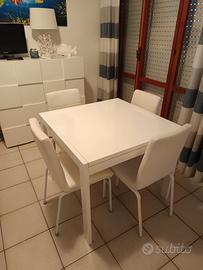 Tavolo allungabile, 4 sedie e mobile contenitore