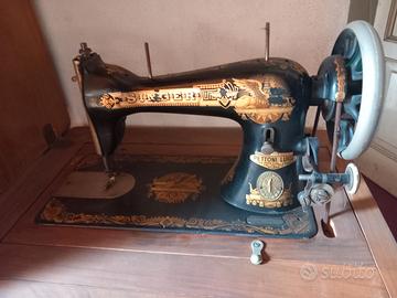 Macchina da cucire d'epoca SINGER