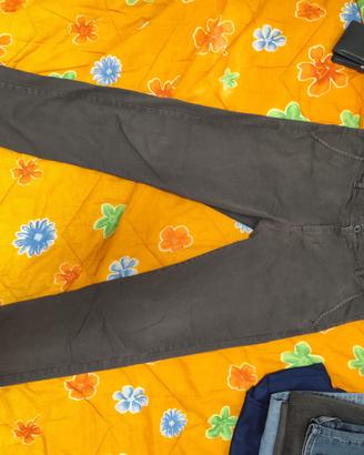 Vari pantaloni jeans uomo