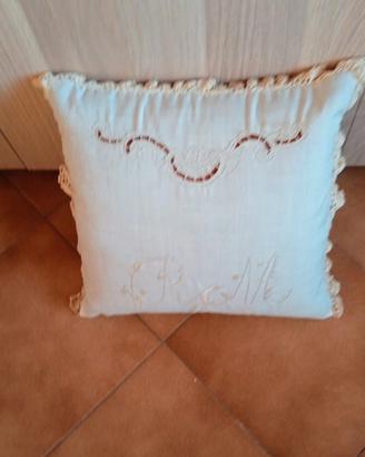 Cuscino con cifre ricamato a mano.