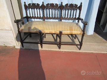 divano due posti, vintage lavorato e intagliato