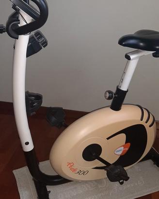 cyclette con display e regolazione intensità 