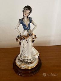 Figura di donna in capodimonte