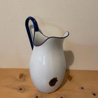 Brocca smaltata vintage bianca e blu