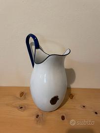 Brocca smaltata vintage bianca e blu