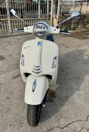 Piaggio Vespa 300 GTS SUPER