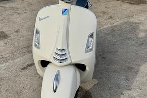 Piaggio Vespa 300 GTS SUPER