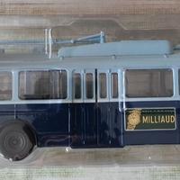 Modellino di filobus in scala 1:43.

- Colore blu 