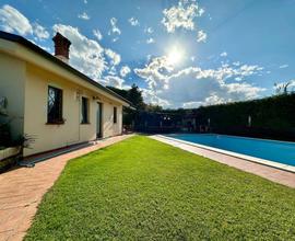 VILLA SIGNORILE CON PISCINA, DEPENDACE, GARAGE E V