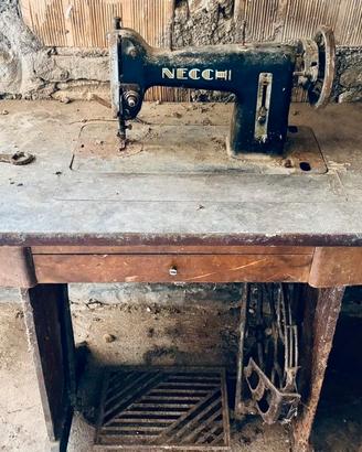Necchi - Macchina da cucire d’epoca design vintage