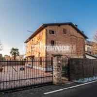 VILLA SINGOLA CON AMPIO GIARDINO.