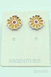Orecchini a fiore in argento e smalto