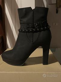 Stivali neri con tacco alto