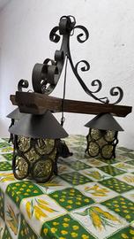 Lampadario in ferro battuto e legno