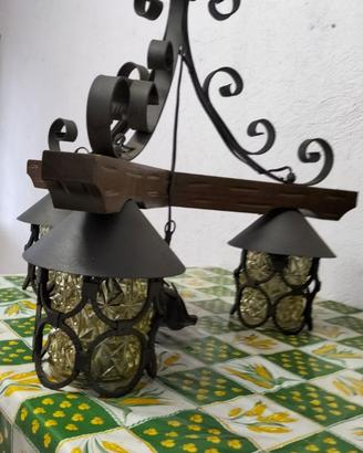 Lampadario in ferro battuto e legno