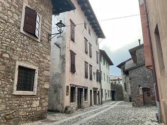 Palazzina con 3 appartamenti + negozio