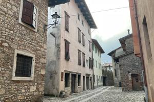 Palazzina con 3 appartamenti + negozio