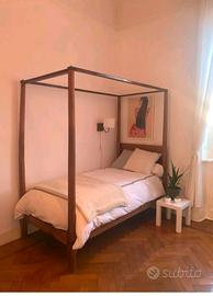 Letto a baldacchino antico