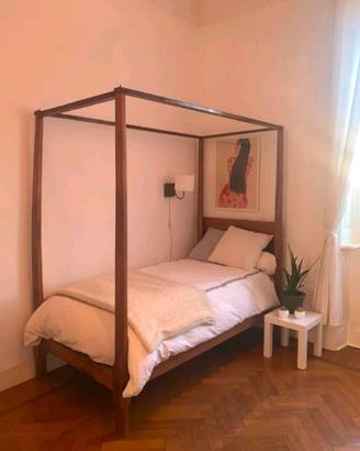 Letto a baldacchino antico