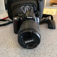 Reflex Nikon con teleobiettivo