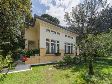 Villa di 430 m² con più di 5 locali a Camaiore
