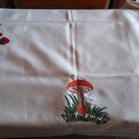 Tovaglia/copri tavolo ricamata a macchina 