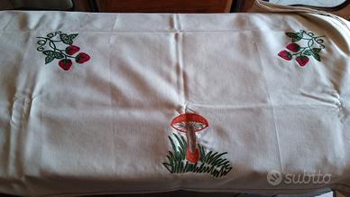 Tovaglia/copri tavolo ricamata a macchina 