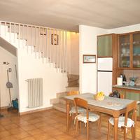 Accogliente Dimora con Giardino e Doppio Deposito