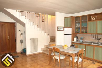 Accogliente Dimora con Giardino e Doppio Deposito