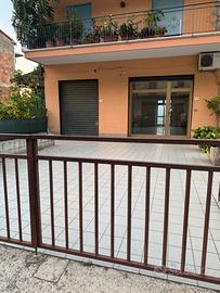 Locale commerciale con giardino