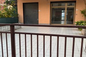 Locale commerciale con giardino