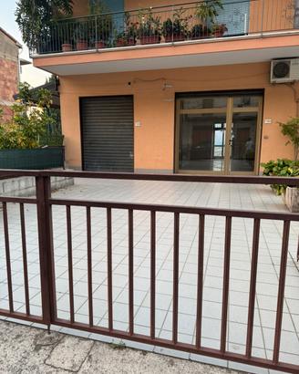 Locale commerciale con giardino