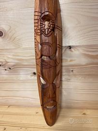 Scultura maschera intagliata a mano Madagascar.