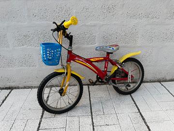 Bici da bambino rossa e gialla