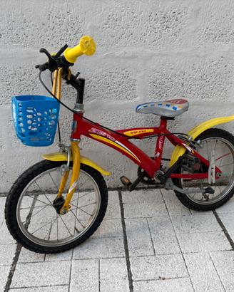 Bici da bambino rossa e gialla