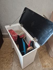 sgabellino contenitore per lucida scarpe 