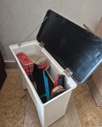 sgabellino contenitore per lucida scarpe 