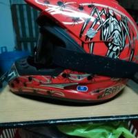 Casco, occhiali e stivali motocross 