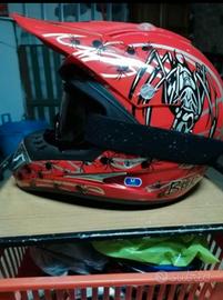 Casco, occhiali e stivali motocross 