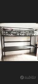 Letto a soppalco in ferro con scrivania integrata