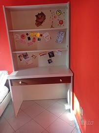 Scrivania con libreria sovrapposta